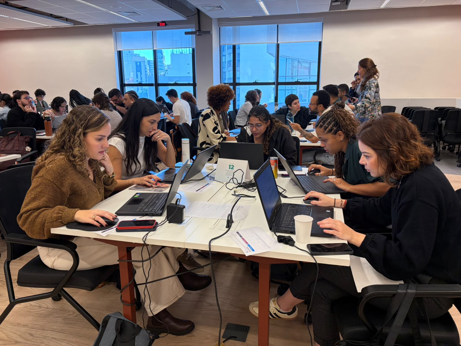 Hackathon de IA com times competindo no Ismart