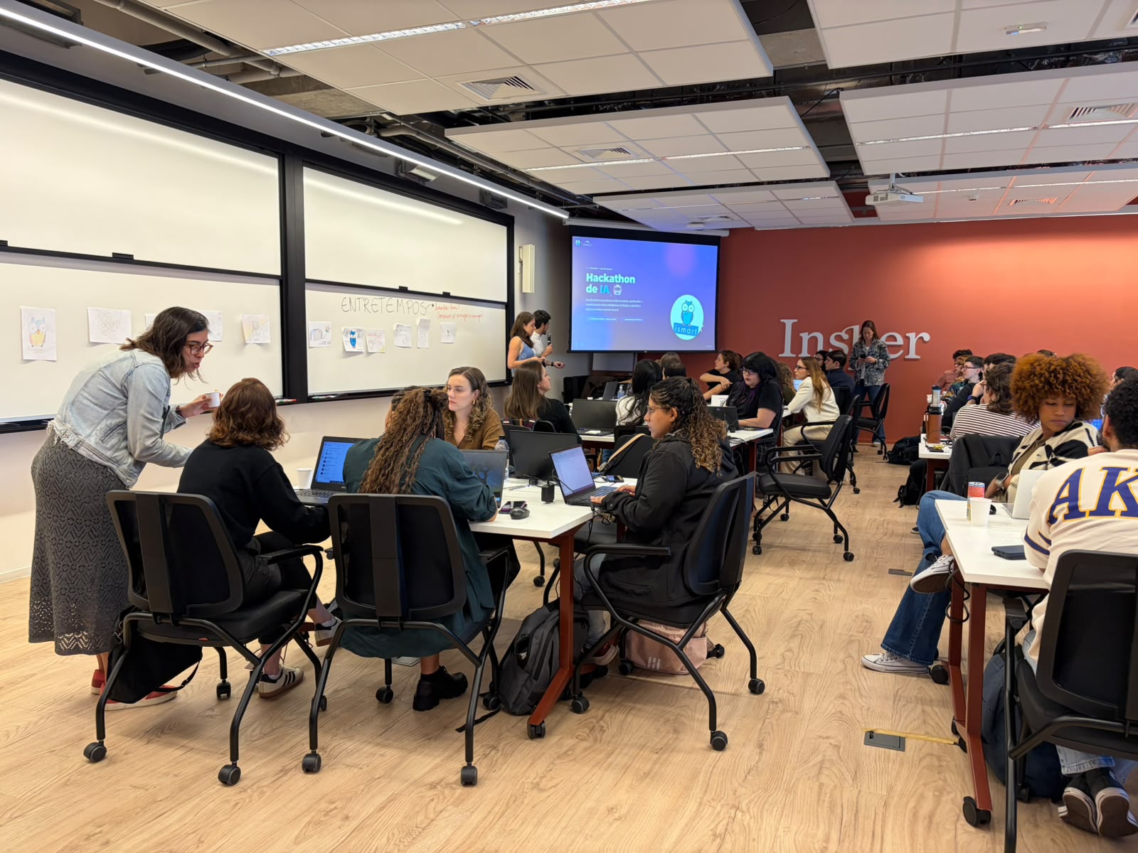 Banca de liderança avaliando pitches no hackathon